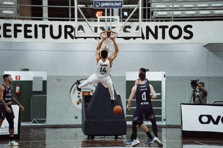 Basquete Santos vence o Blumenau e sai na frente nas quartas do Brasileirão