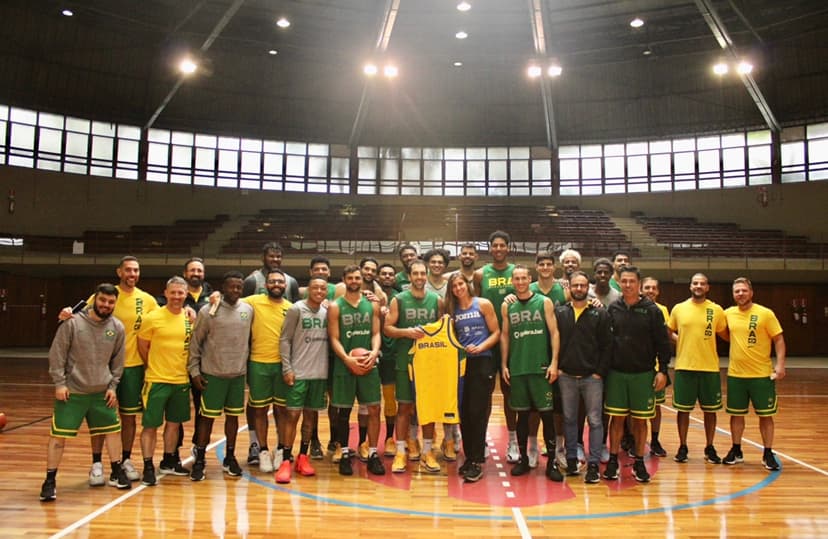 Bia Haddad Maia visita o treino do Brasil no Sírio