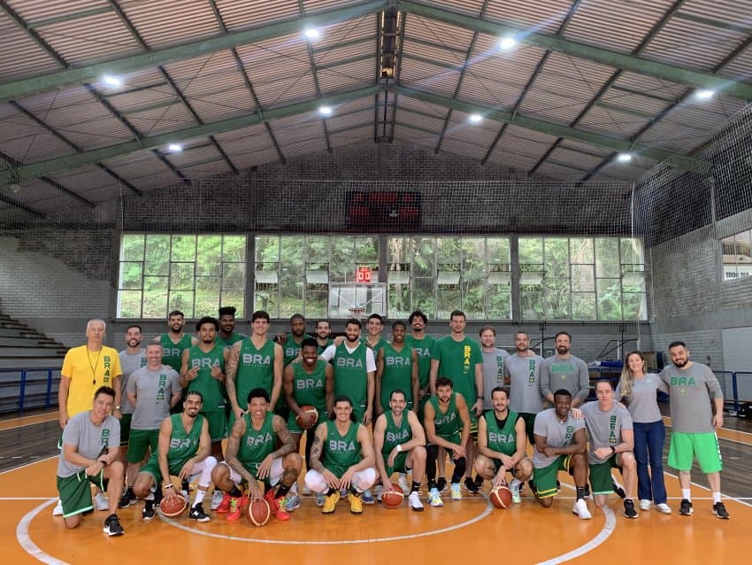 Brasil faz último treino em Blumenau e define grupo que viaja para amistosos