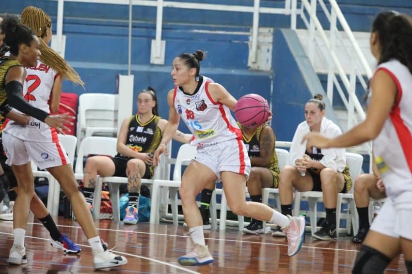 Débora comanda Ituano Basquete contra Bebidas Poty/Tietê/BAX Catanduva e ajuda a encerrar série negativa do galo