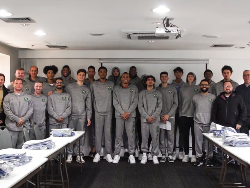 Brasil se apresenta para treinar na casa do Corinthians