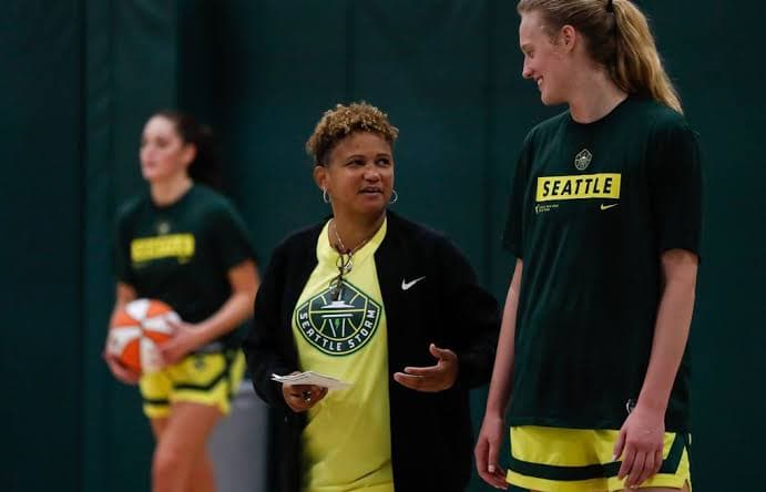 Pokey Chatman assume o comando da Seleção Brasileira feminina de basquete
