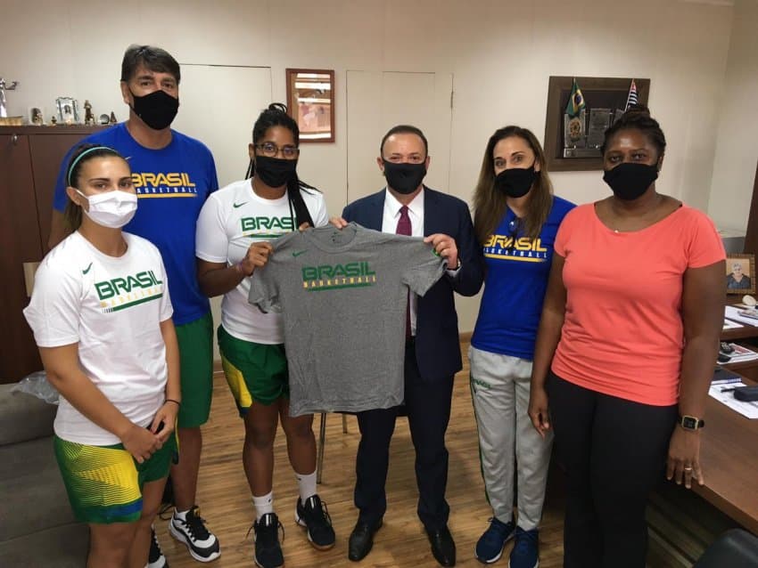 Seleção sub-18 feminina visita prefeito de Araraquara no fim do período de treinos