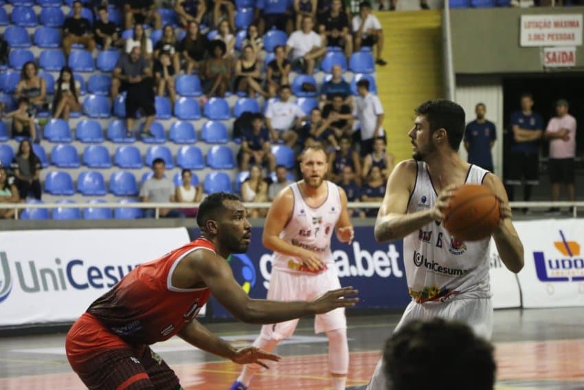 Blumenau e Brusque vencem Osasco e AZ Araraquara pelo Brasileirão de basquete