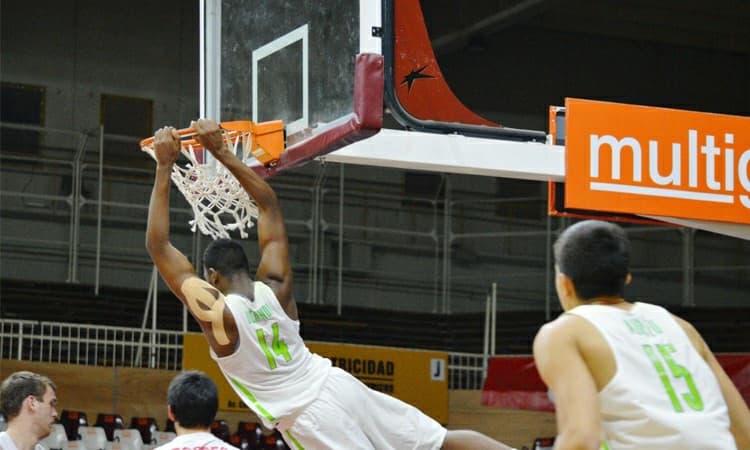 Michael Uchendu foi dominante no garrafão durante o Sul-Americano Sub-21