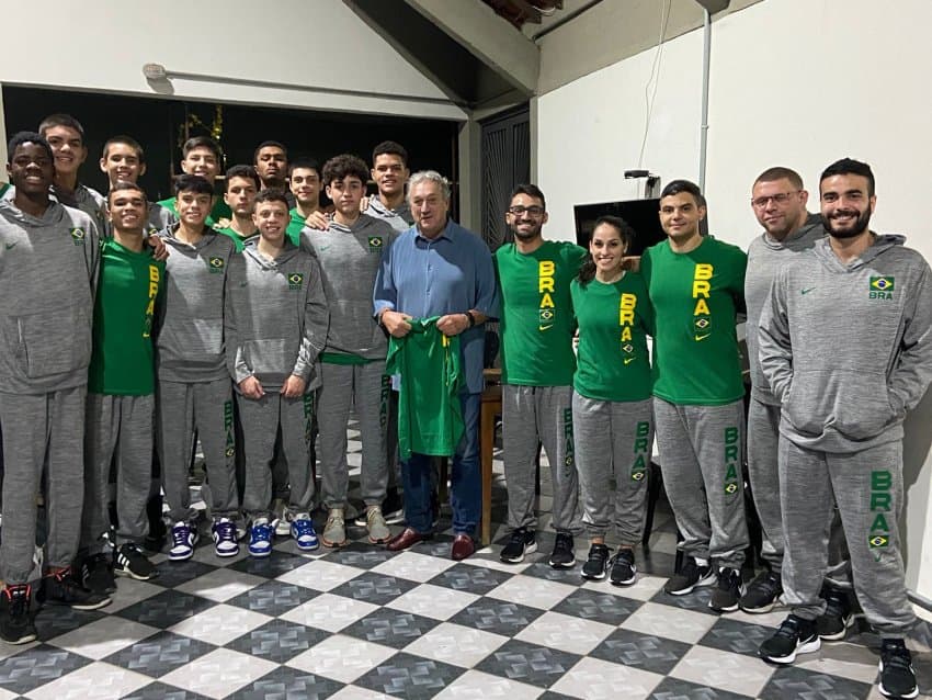 Ex-técnico da Seleção Brasileira, Cláudio Mortari, visita seleção sub-15 masculina