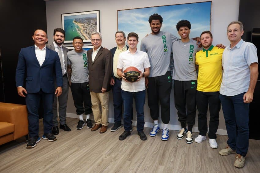 Brasil faz primeiro treino em Recife e se encontra com prefeito e governador