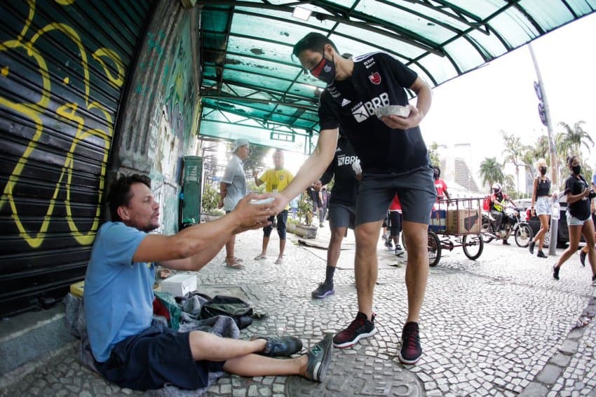 Flamengo prepara e distribui quentinhas para moradores em situação de rua