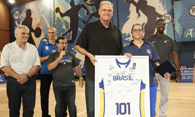Colecionadora de títulos, Telma Tavernani é homenageada pela CBB