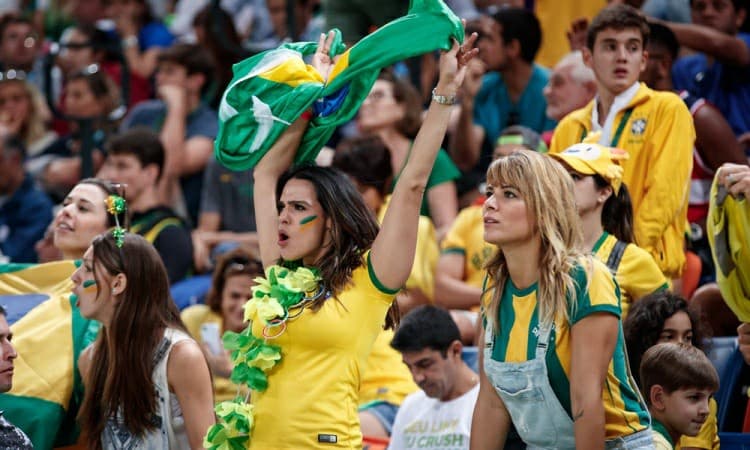 Basquete na quadra e festa na arquibancada