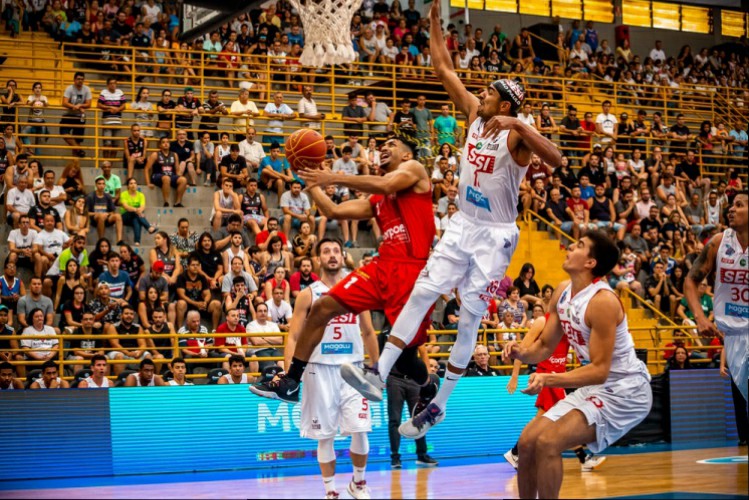 BASQUETEBOL Liderança e última invencibilidade da Liga em jogo 